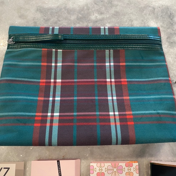 8-pc Women's Fragrance Bundle + Makeup Case - Picture 3 of 3